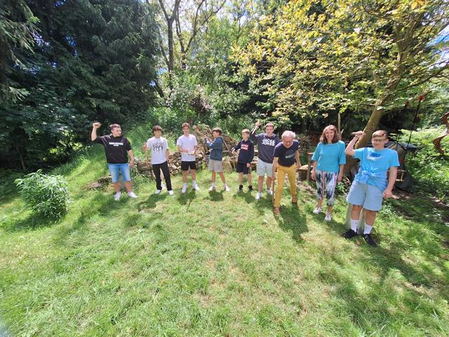 Gruppenfoto der 4b Burschen, Frau Direktor und Toni Schuster im Garten