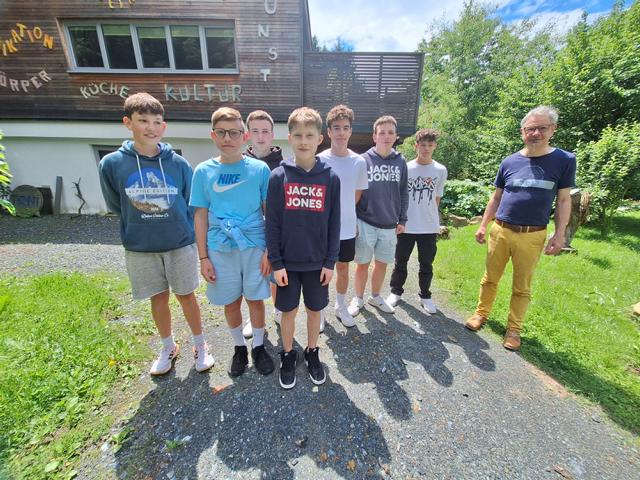 Gruppenfoto der 4b Burschen mit Toni Schuster vor dem Haus33